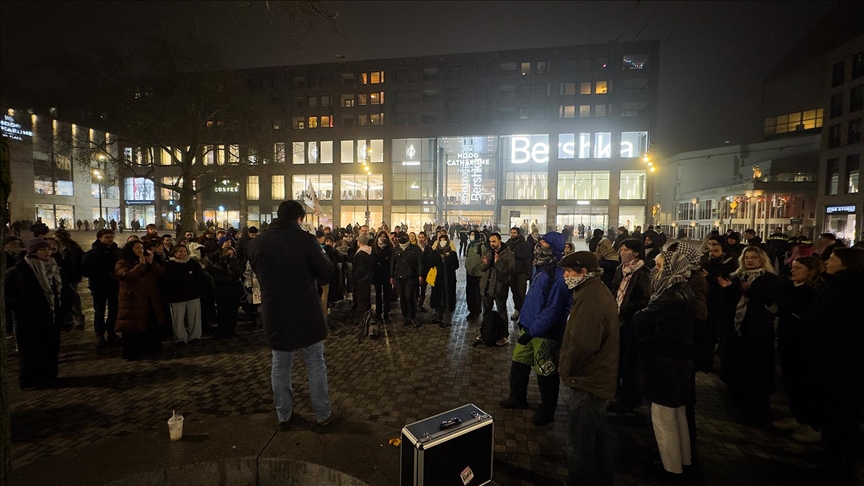 Hollanda’da iki Müslüman kadına tekme atarak ve cop kullanarak uygulanan ırkçı şiddete karşı protesto